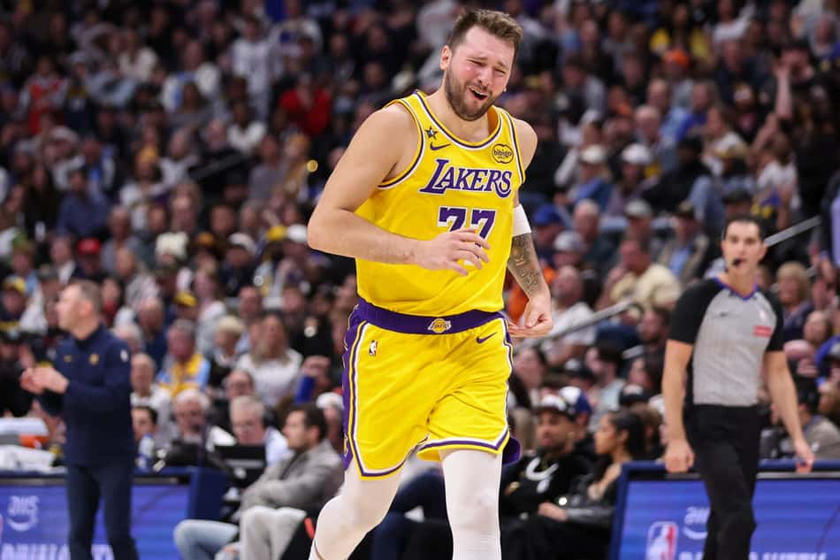 Luka Doncic, do Lakers, reage após jogada contra o Nuggets no quarto período (Foto: Tanner Pearson/Clarkson Creative/Getty Images/AFP)