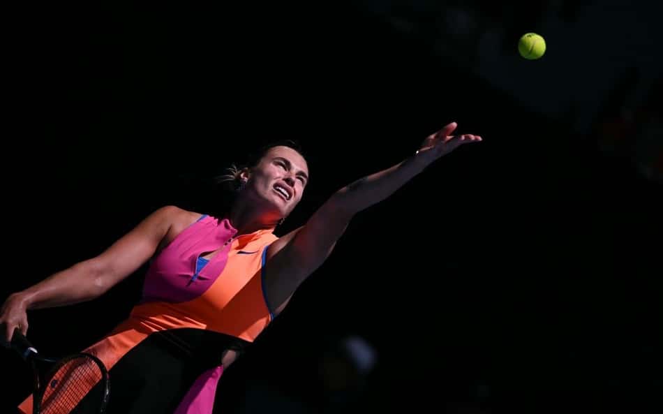 A bielorrussa Aryna Sabalenka saca na vitória sobre a chinesa Bai Zhuoxuan no Australian Open (Foto: WILLIAM WEST / AFP)