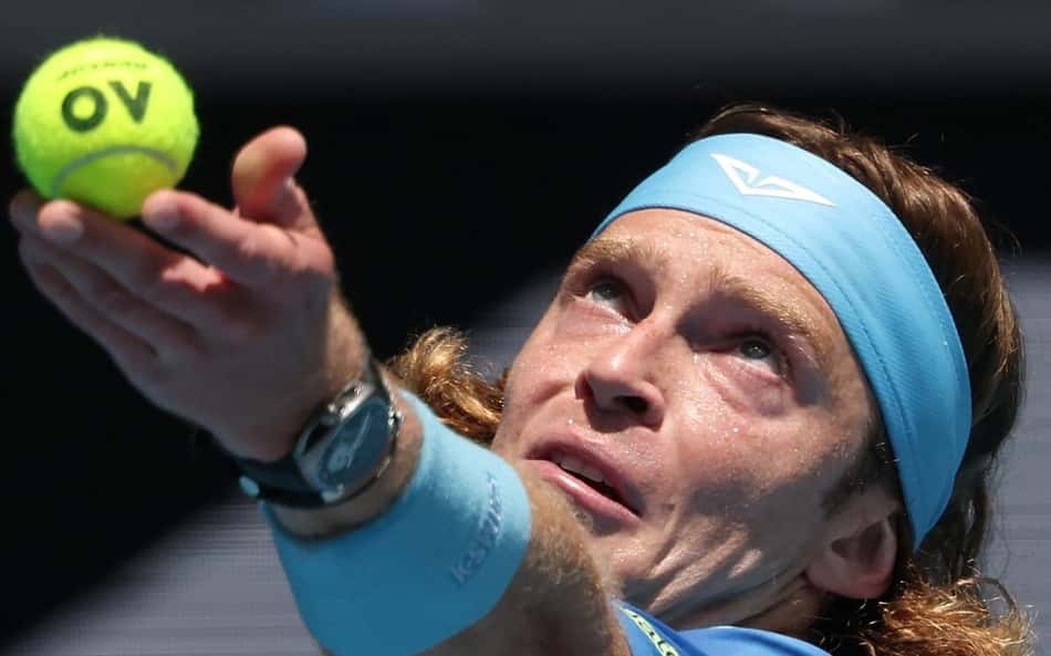 Rublev saca na vitória sobre o português Jaime Faria (Foto: DAVID GRAY / AFP)