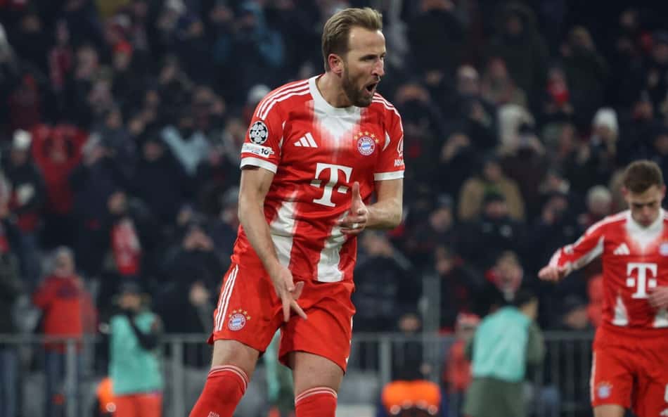 Harry Kane garantiu a vitória do Bayern de Munique com dois gols (Foto: Karl-Josef HILDENBRAND / AFP)