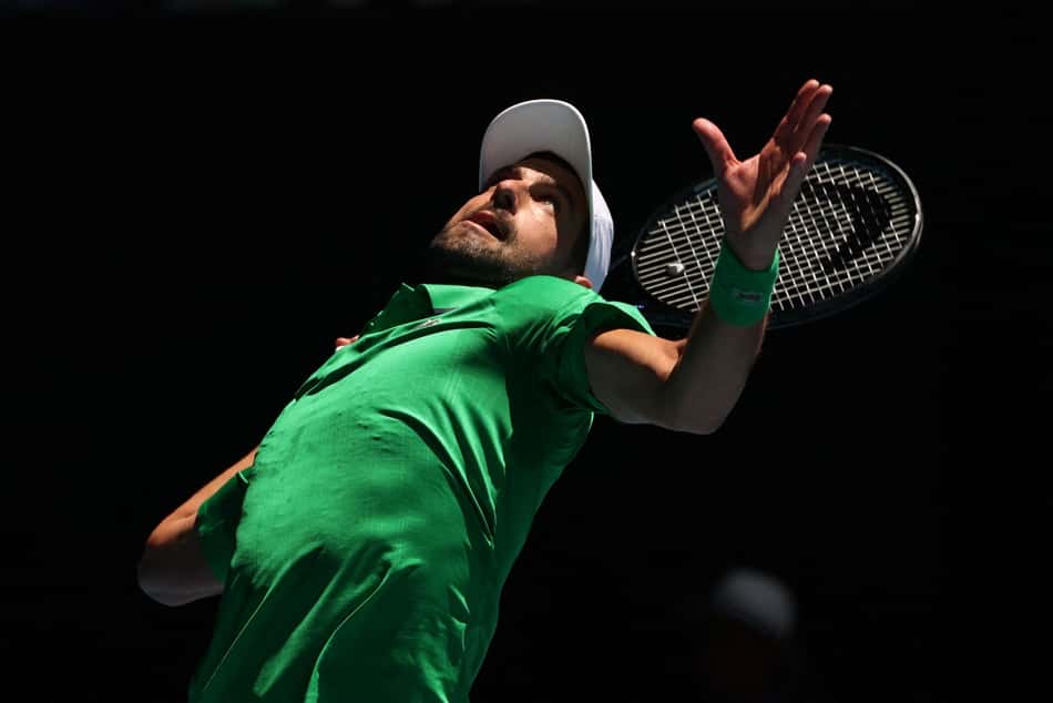 O sérvio Novak Djokovic saca na partida contra o italiano Francesco Maestrelli no Australian Open (Foto: DAVID GRAY / AFP)