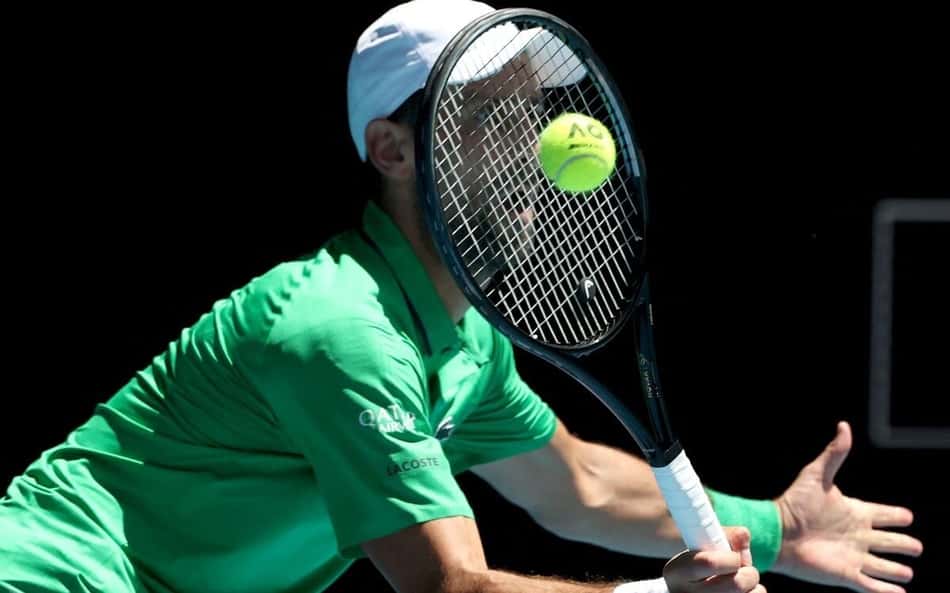O sérvio Novak Djokovic na vitória sobre o italiano Francesco Maestrelli no Australian Open (Foto: DAVID GRAY / AFP)