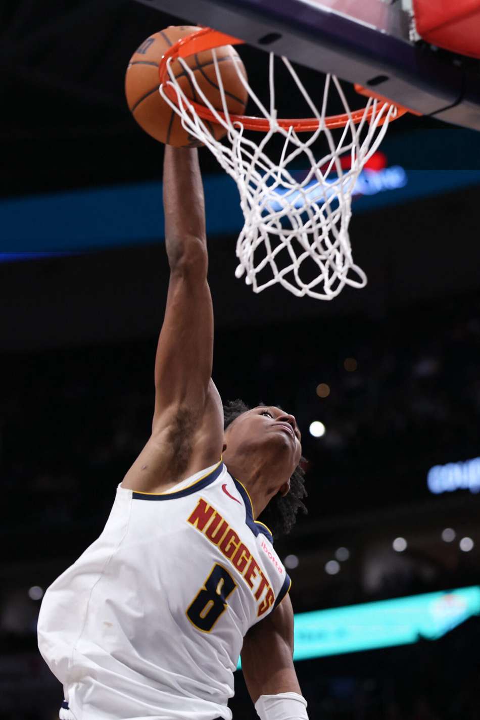 Peyton Watson, do Denver Nuggets, infiltra contra o Washington Wizards na NBA, em Washington, em 22 de janeiro de 2026 (Foto: Sabina Shysh/NBAE/Getty Images/AFP)