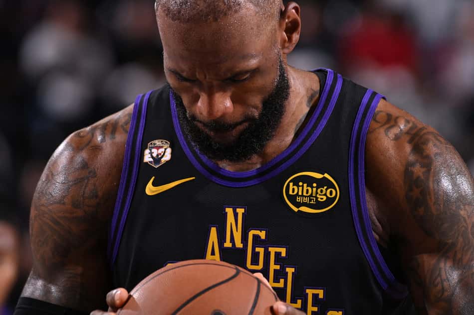 LeBron James, do Los Angeles Lakers, se prepara para arremesso livre contra o LA Clippers na NBA, em Los Angeles, em 22 de janeiro de 2026 (Foto: Juan Ocampo/NBAE/Getty Images/AFP)