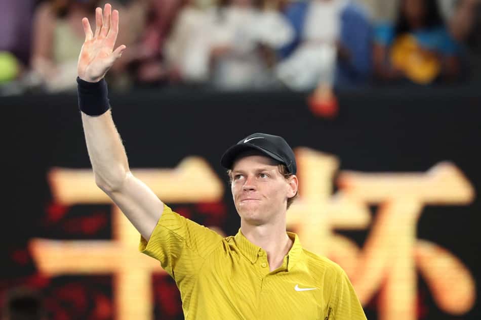 Jannik Sinner comemora a vitória sobre o americano Eliot Spizzirri após a partida de simples masculino no sétimo dia do Australian Open, em Melbourne, em 24 de janeiro de 2026 (Foto: David Gray/AFP)
