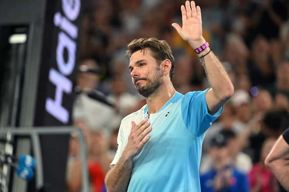 O suíço Stan Wawrinka agradece o carinho da torcida após a derrota para o americano Taylor Fritz no Australian Open (Foto: Paul Crock / AFP)