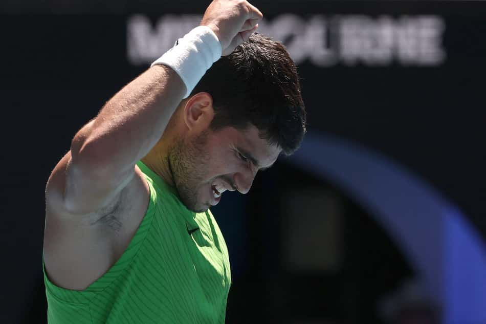 O espanhol Carlos Alcaraz reage após um ponto contra o americano Tommy Paul, em jogo de simples masculino no oitavo dia do Aberto da Austrália, em Melbourne, em 25 de janeiro de 2026 (Foto: David Gray/AFP)