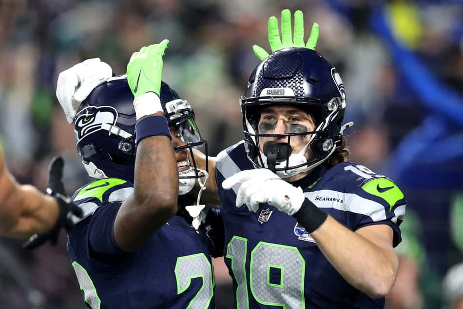 Jake Bobo (#19) comemora touchdown com Rashid Shaheed (#22), do Seattle Seahawks, contra o Los Angeles Rams, na final da NFC, no Lumen Field. (Foto: Steph Chambers/Getty Images/AFP)