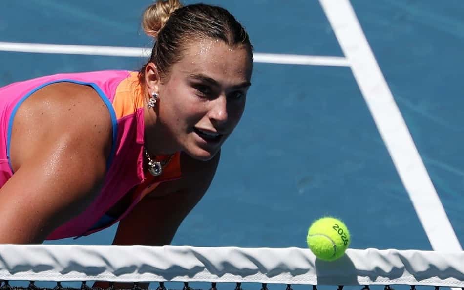 A bielorrussa Aryna Sabalenka observa a bola na vitória sobre a americana Iva Jovic (Foto: DAVID GRAY / AFP)