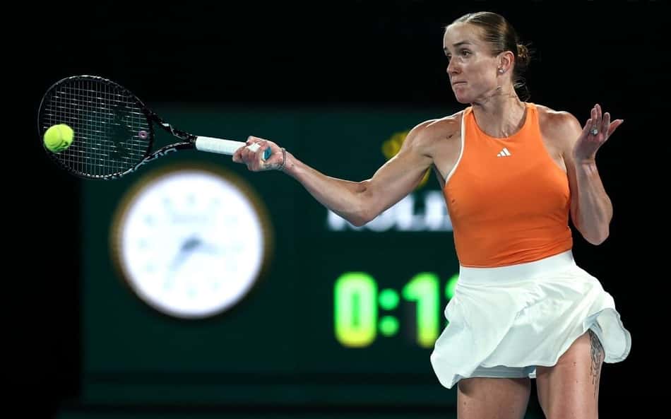 A ucraniana Elina Svitolina devolve a bola na partida contra a americana Coco Gauff (Foto:IZHAR KHAN / AFP)