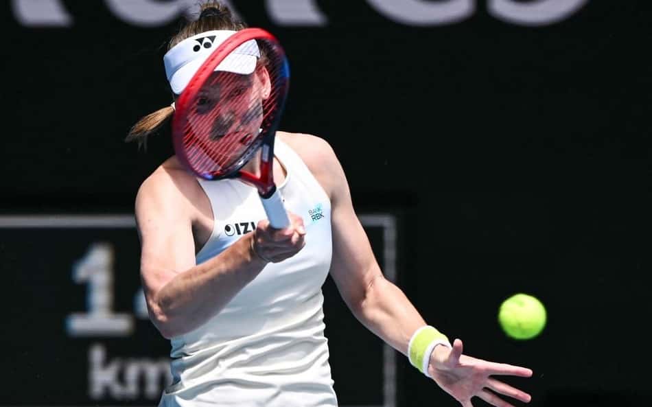 A cazaque Elena Rybakina devolve a bola na vitória sobre a polonesa Iga Swiatek em Melbourne (Foto: WILLIAM WEST / AFP)