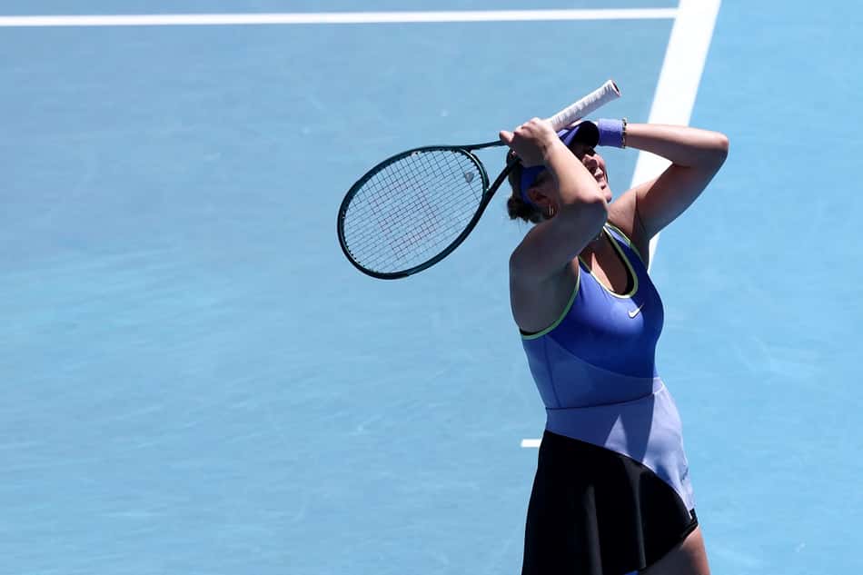 A frustração de Amanda Anisimova na derrota para a compatriota Jessica Pegula no Australian Open . (Foto: IZHAR KHAN / AFP)