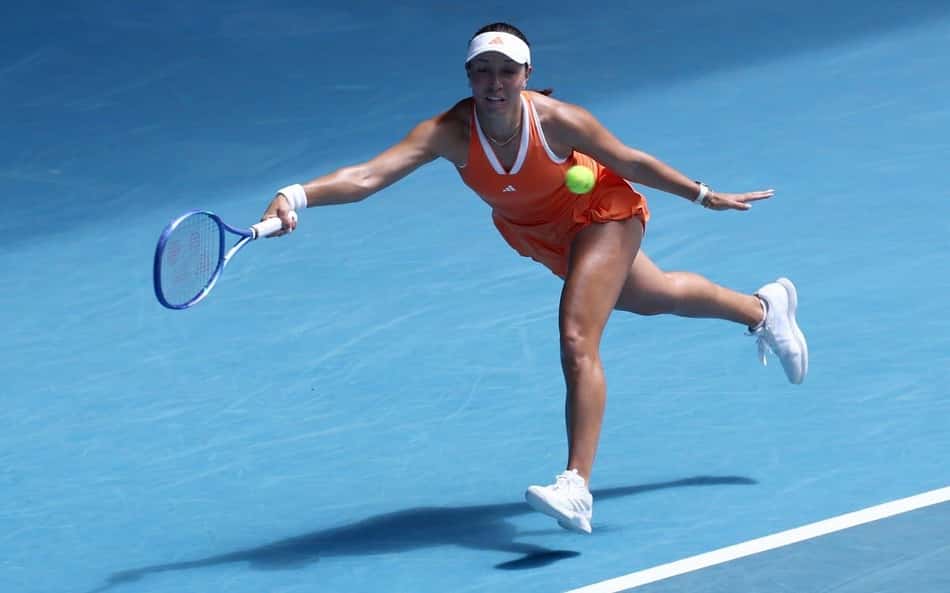 A americana Jessica Pegula se estica para devolver a bola contra a compatriota Amanda Anisimova no Australian Open (Foto: IZHAR KHAN / AFP)