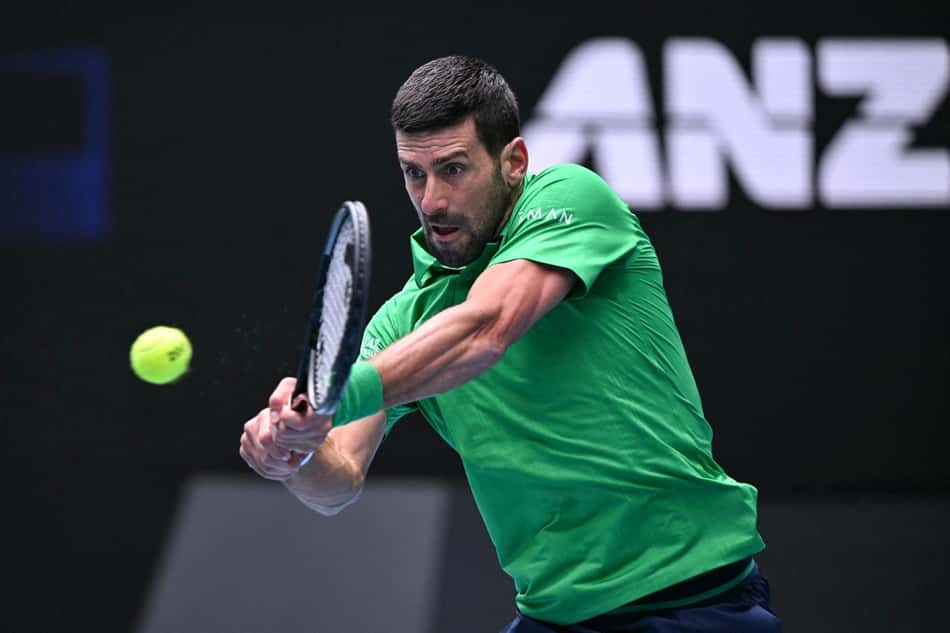 O sérvio Novak Djokovic devolve a bola na partida contra o italiano Lorenzo Musetti no Australian Open (Foto: WILLIAM WEST / AFP)