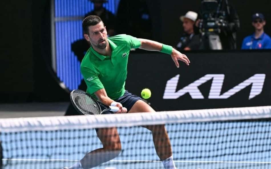 O sérvio Novak Djokovic na vitória sobre o italiano Lorenzo Musetti (Foto: WILLIAM WEST / AFP)