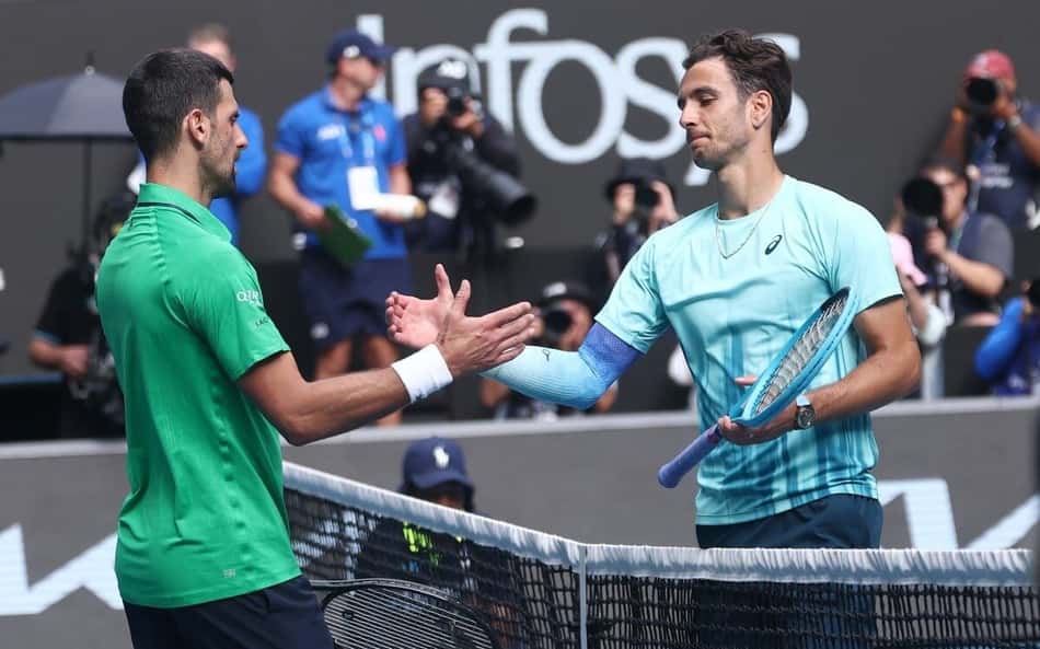 Desolado, Lorenzo Musetti cumprimenta o sérvio Novak Djokovic no Australian Open (Foto: IZHAR KHAN / AFP)