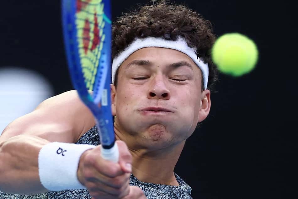 O americano Ben Shelton no duelo com o italinao Jannik Sinner no Australian Open (Foto: IZHAR KHAN / AFP)