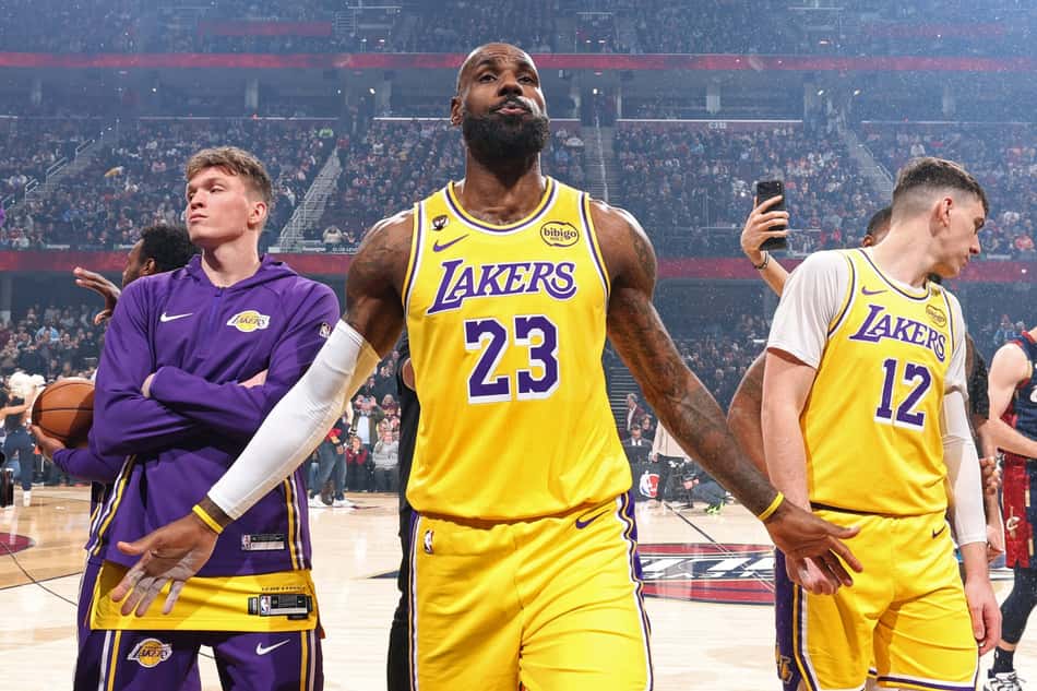LeBron James lança pó de giz antes do jogo contra o Cleveland Cavaliers, na Rocket Arena. (Foto: Nathaniel S. Butler/Nbae/Getty Images/Afp)