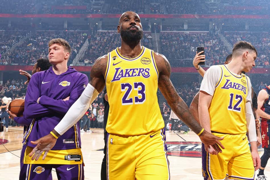 LeBron James lança pó de giz antes do jogo contra o Cleveland Cavaliers, na Rocket Arena. (Foto: Nathaniel S. Butler/Nbae/Getty Images/Afp)