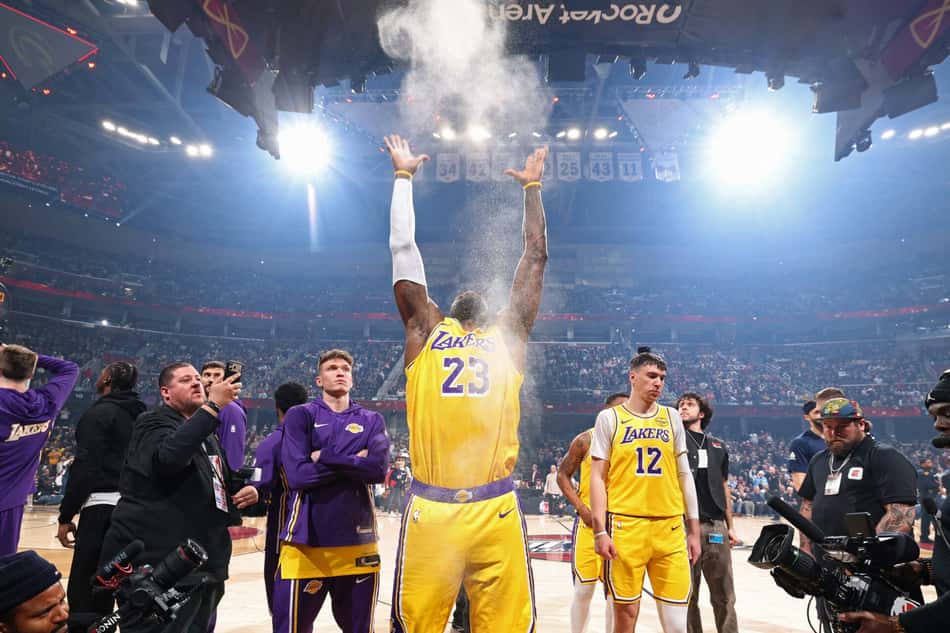 LeBron James lança pó de giz antes do jogo contra o Cleveland Cavaliers, na Rocket Arena. (Foto: Nathaniel S. Butler/Nbae/Getty Images/Afp)
