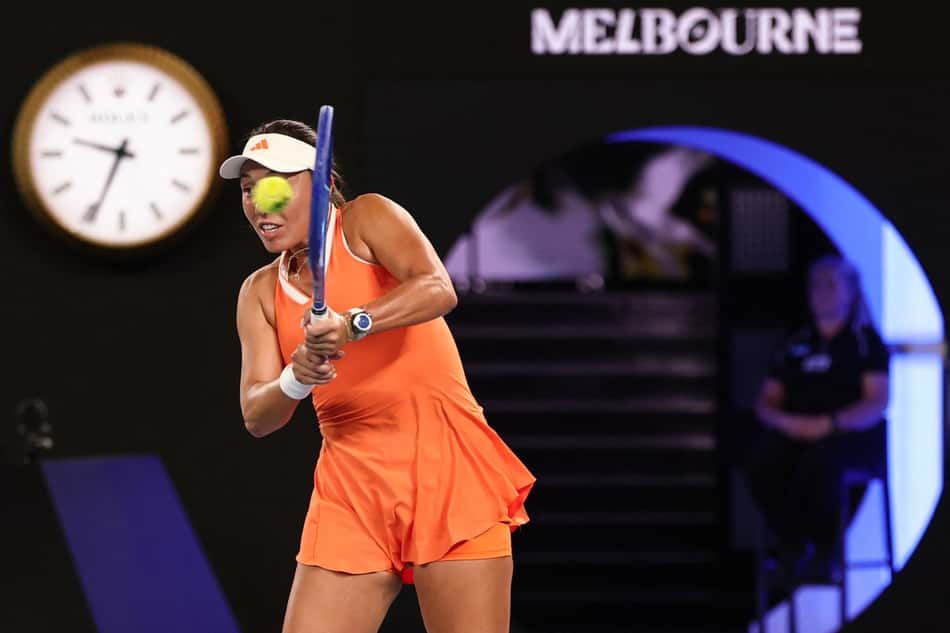 A americana Jessica Pegula devolve de backhand na semifinal do Australian Open contra a cazaque Elena Rybakina (Foto: IZHAR KHAN / AFP)
