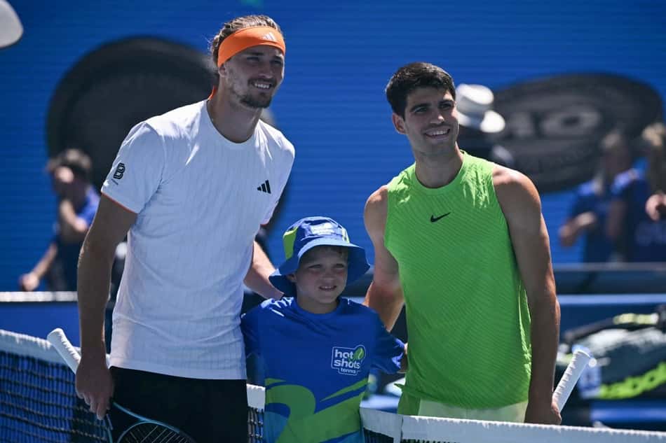O alemão Alexander Zverev (e) e o espanhol Carlos Alcaraz posam antes da semifinal do Australian Open (Foto: WILLIAM WEST / AFP)