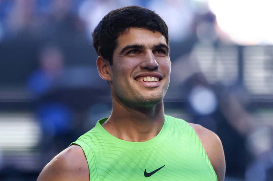 O espanhol Carlos Alcaraz sorri antes da semifinal do Australian Open contra o alemão Alexander Zverev (Foto: IZHAR KHAN / AFP)