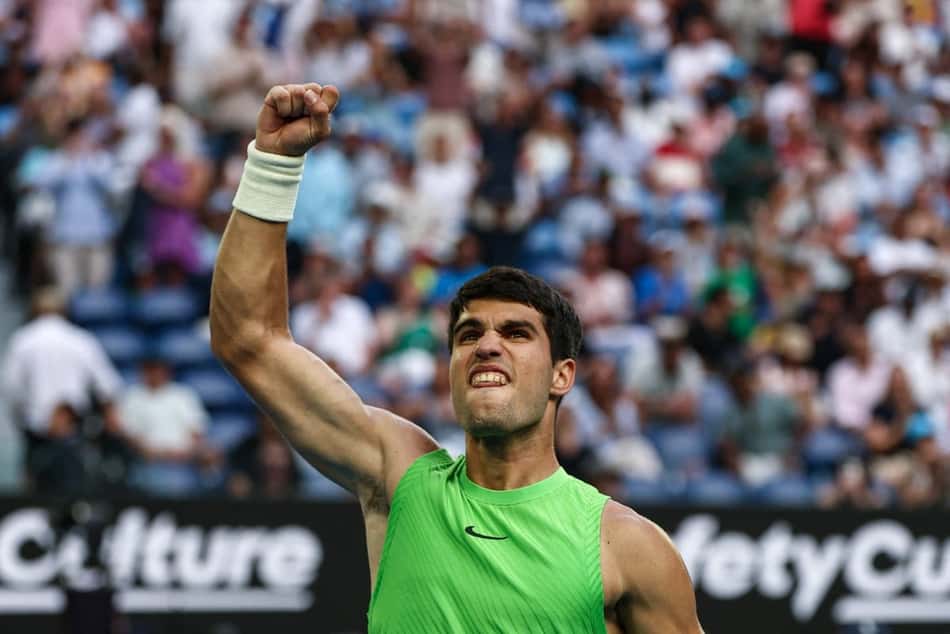 O espanhol Carlos Alcaraz levanta a torcida na semifinal do Australian Open contra o alemão Alexander Zverev