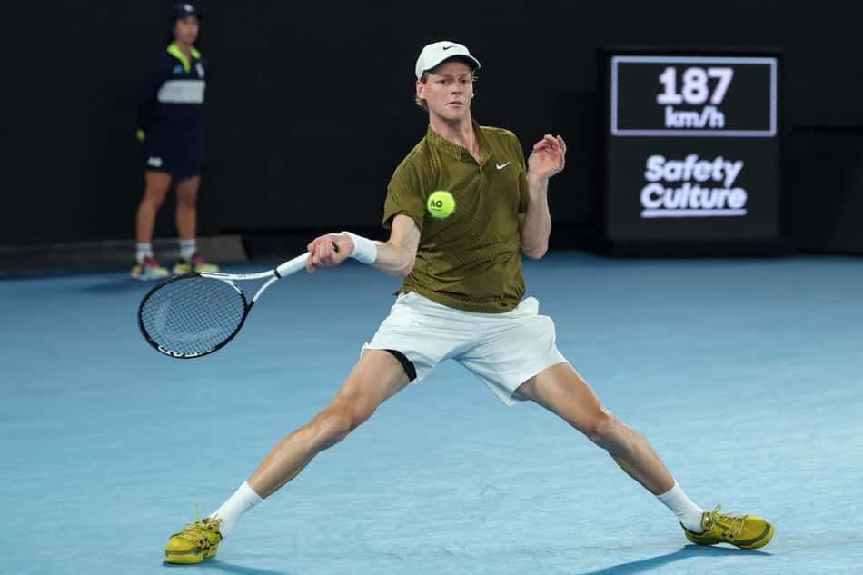 Jannik Sinner na semifinal do Australian Open contra o sérvio Novak Djokovic