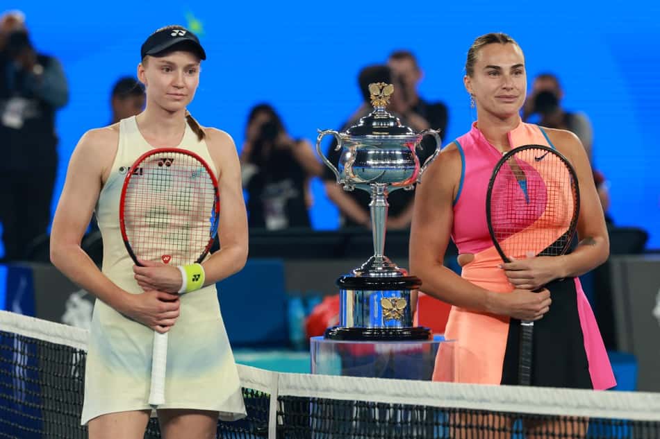 A cazaque Elena Rybakina (e) e a bielorrussa Aryna Sabalenka momentos antes da final do Australian Open (Foto: DAVID GRAY / AFP)