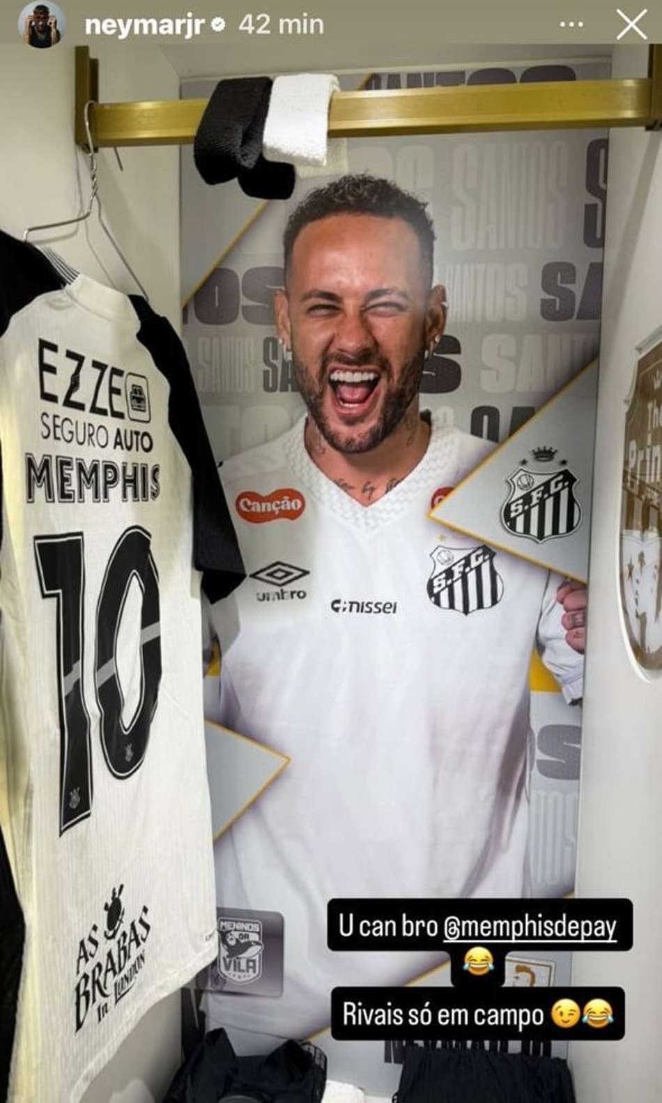 Memphis utiliza armário de Neymar no vestiário do Santos. (Foto: Divulgação/ Instagram)