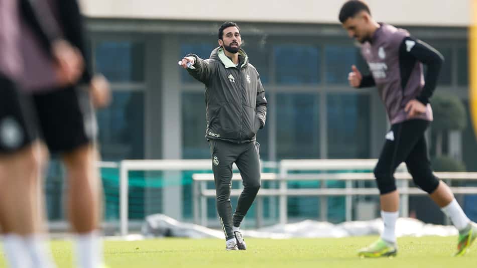 Álvaro Arbeloa no primeiro treino como técnico do Real Madrid (Foto: Divulgação/X)