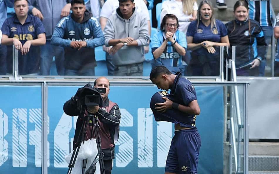 Grêmio estende contrato de atacante reserva