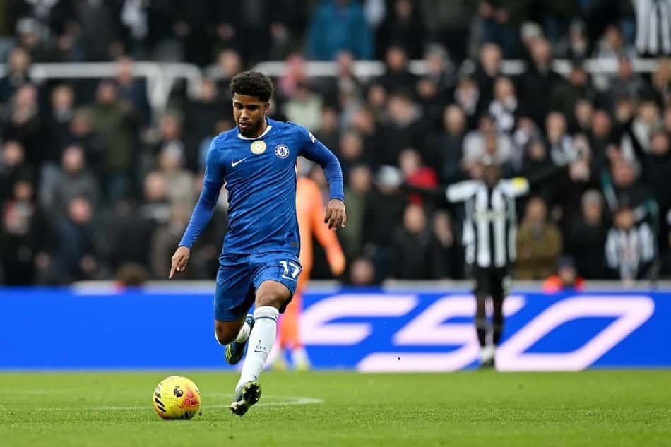 Andrey Santos em ação pelo Chelsea (Foto: Reprodução/X)