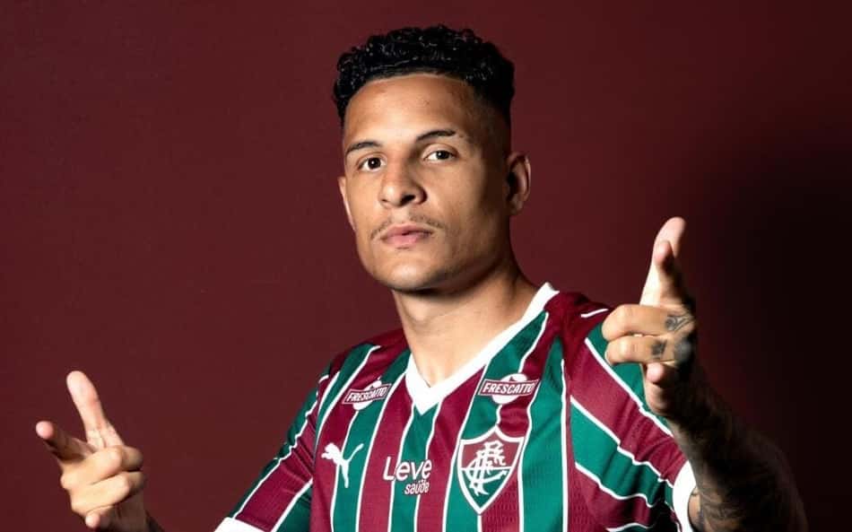 Fluminense faz referência a super-herói em apresentação de Guilherme Arana