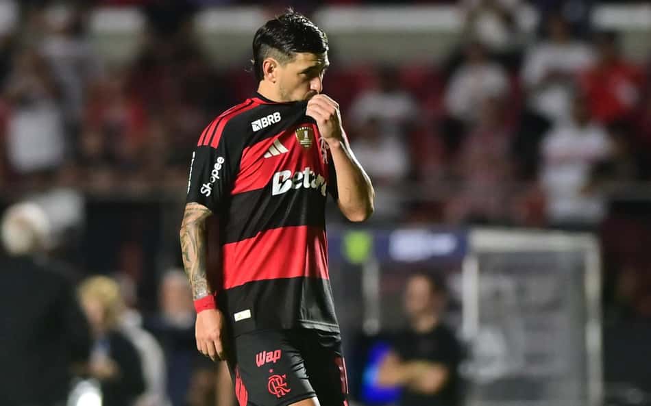 Arrascaeta em campo pelo Flamengo em partida contra o São Paulo pelo Brasileirão (Foto: Eduardo Carmim/Photo Premium/Gazeta Press)