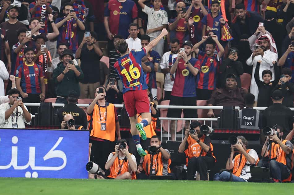 Com dois de Raphinha, o Barcelona goleou o Athletic de Bilbao pela Supercopa da Espanha (Foto: Fadel SENNA / AFP)