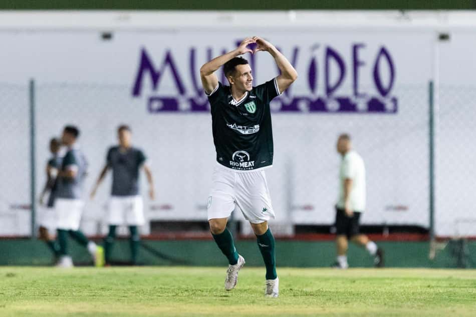 Gabriel Caran comemora seu gol pelo Boavista contra o Fluminense