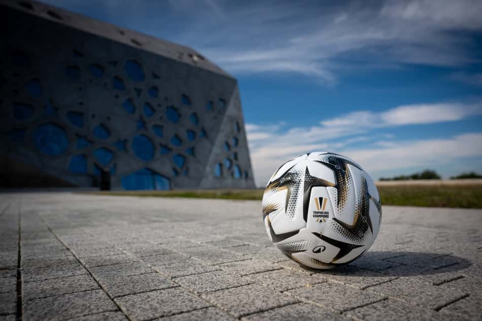 Bola da final da Supercopa da França entre PSG e Olympique Marseille