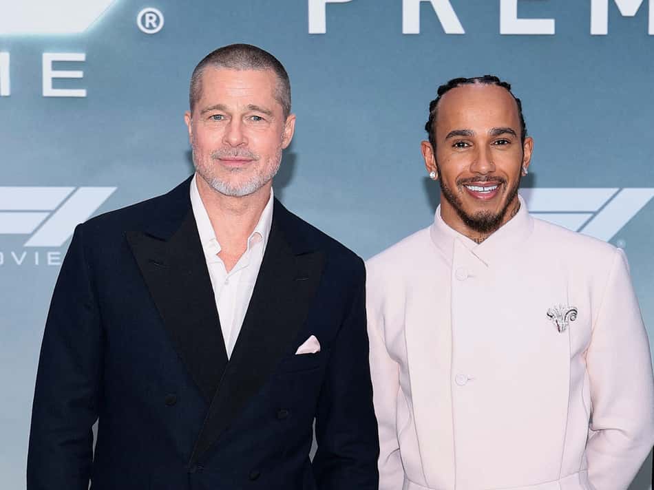 Brad Pitt e Lewis Hamilton na estreia do filme 'F1' na Times Square, em Nova York (foto: Dimitrios Kambouris / GETTY IMAGES NORTH AMERICA / Getty Images via AFP)