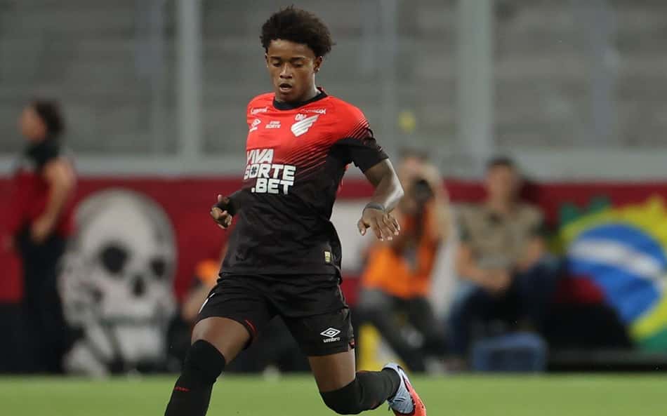 Com novo impasse, joia fica fora de estreia do Athletico contra o Internacional