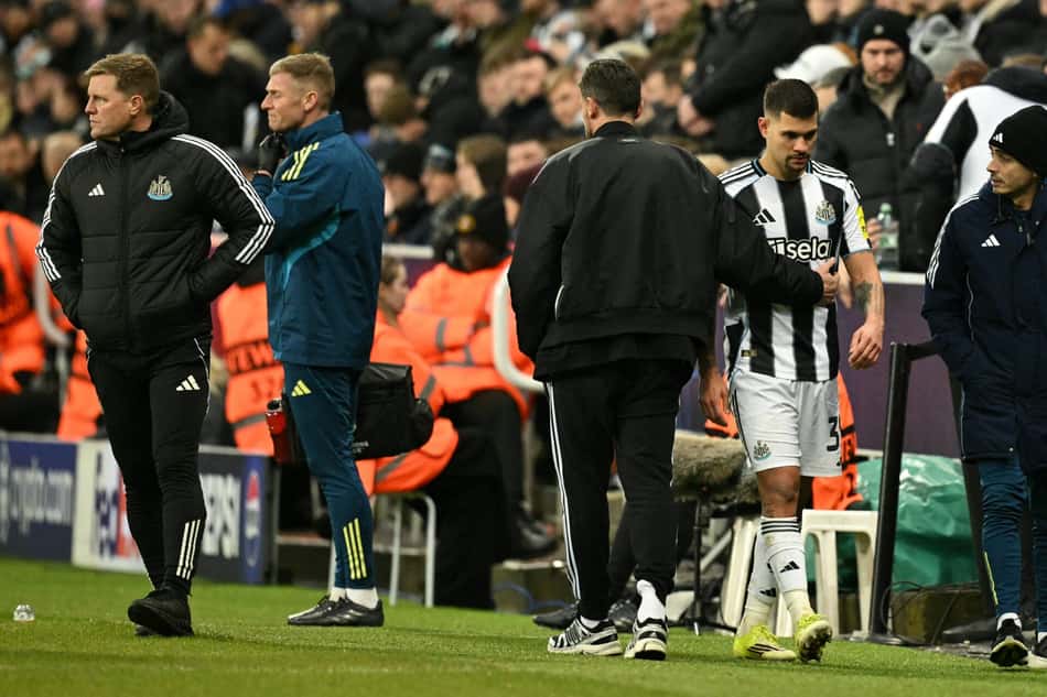 Bruno Guimarães se lesionou na partida entre Newcastle e PSV, pela Champions League (Foto: Oli SCARFF / AFP)