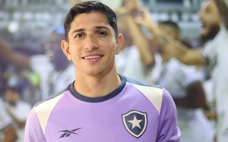 Savarino se reapresenta ao Botafogo em meio à indefinição