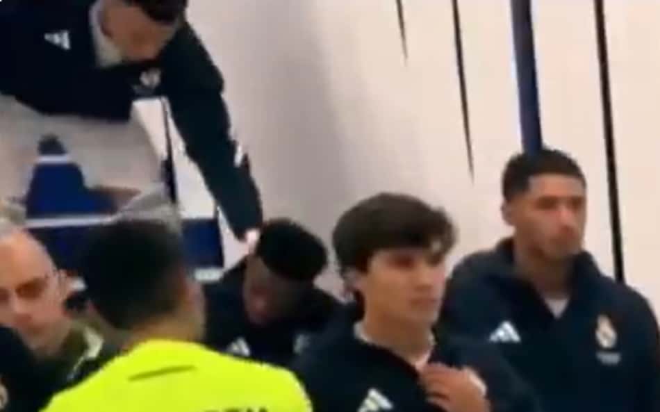 Vaiado e abatido, Vini Jr. recebe afago de Mbappé e apoio do treinador