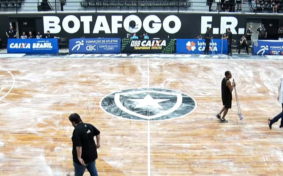 Pó de magnésio na quadra do Botafogo (Foto: Reprodução/ Youtube X Sports)