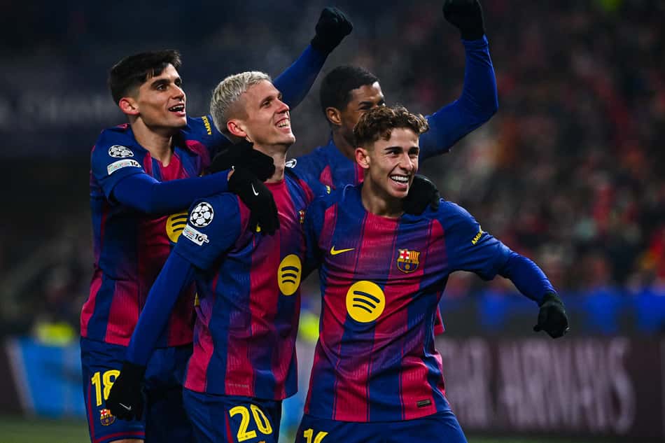 Dani Olmo comemora gol do Barcelona sobre o Slavia Praga, pela Champions League