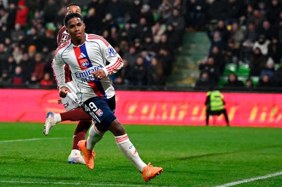 Endrick celebra gol marcado pelo Lyon sobre o Metz, pela Ligue 1