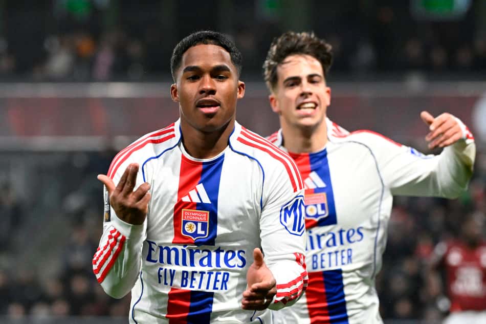 Endrick comemora gol marcado pelo Lyon sobre o Metz, pela Ligue 1