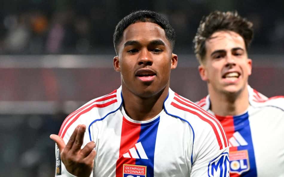 Endrick comemora gol marcado pelo Lyon sobre o Metz, pela Ligue 1
