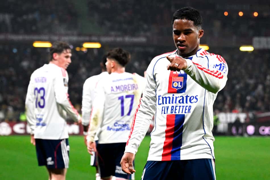 Endrick comemora seu segundo gol marcado pelo Lyon sobre o Metz, pela Ligue 1